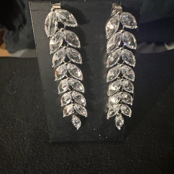 NWT Macy's Cubic Zirconia Leaf Drop Earrings - Clear - Picture 5 of 6